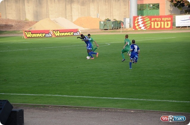 שער עשירי העונה. קהינדה בלתי עציר (בכחול) עם הכדור (אמיר אזון)